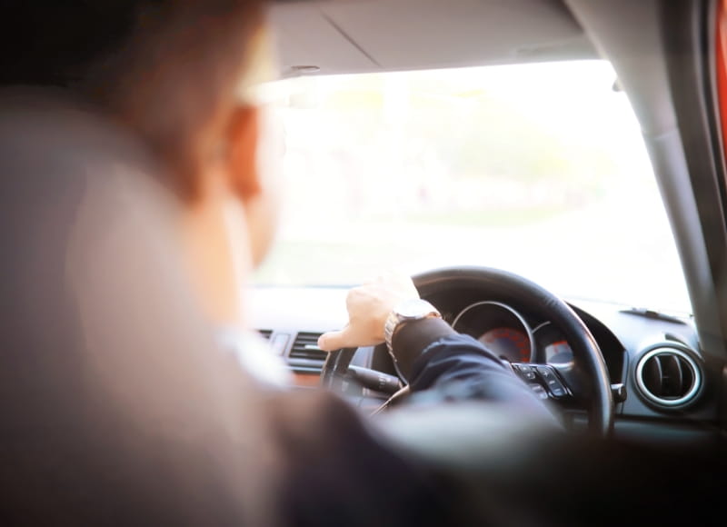 車を運転している男性の写真