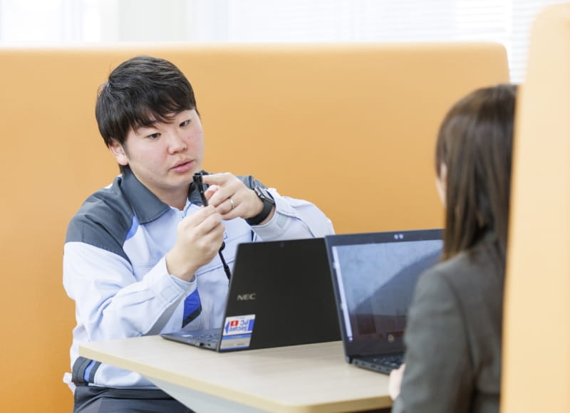 男女2人が対話をしている写真