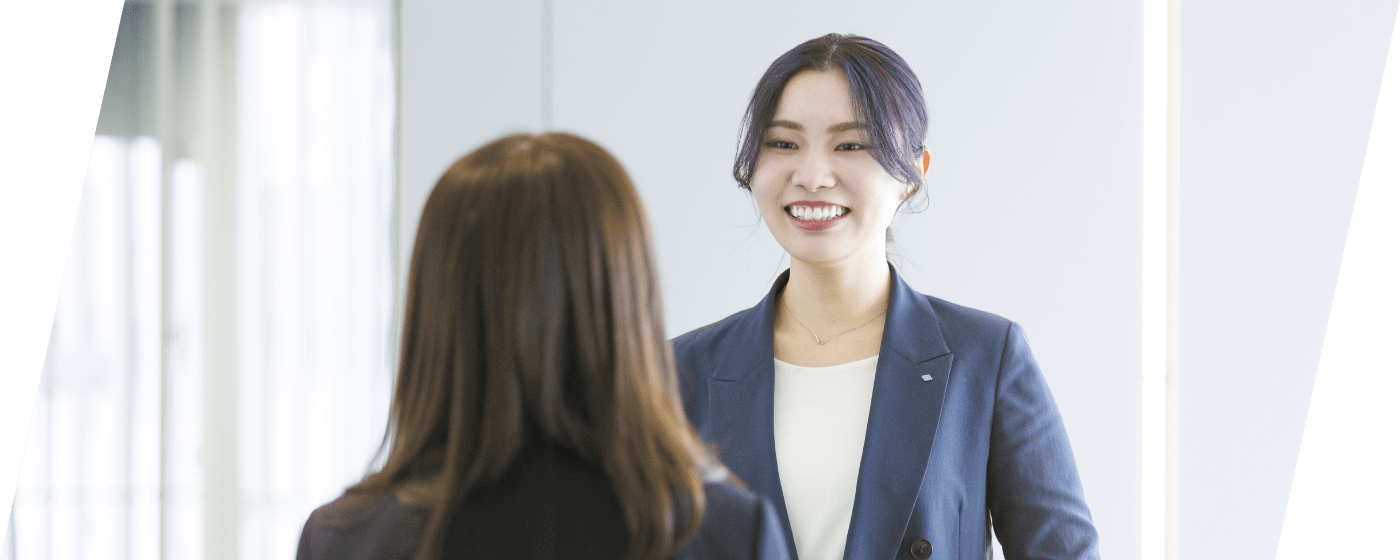 女性社員が話している写真