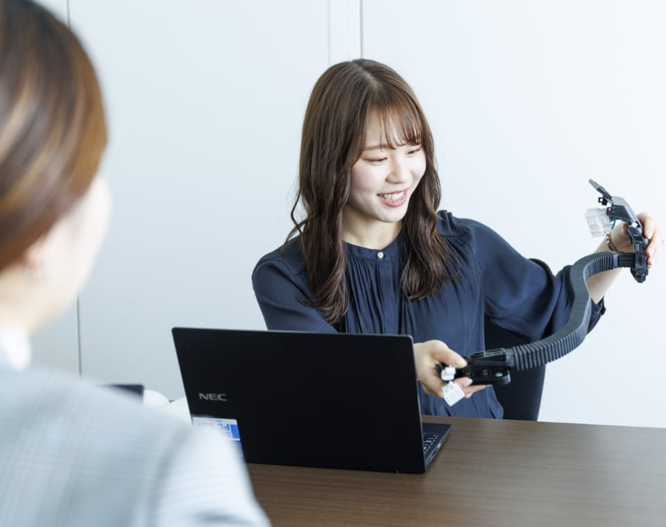 女性が道具を持っている写真