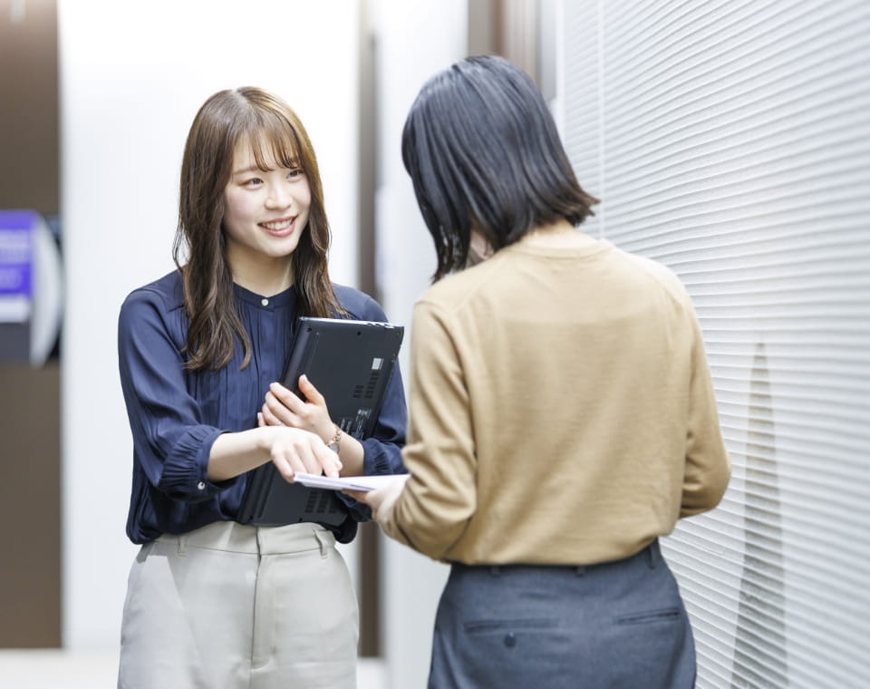 女性が話している写真