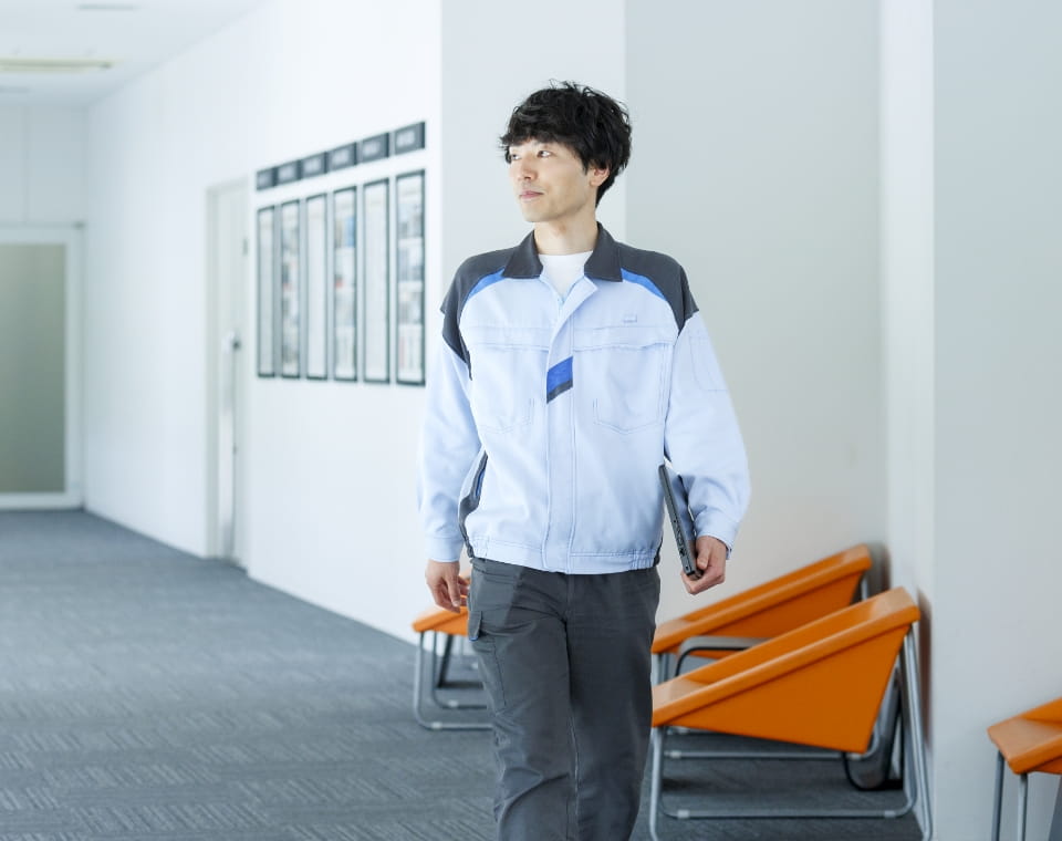 男性が歩いている写真