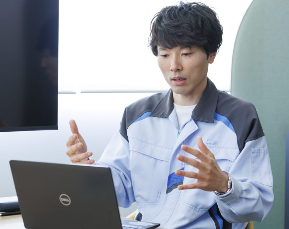 男性が話している写真