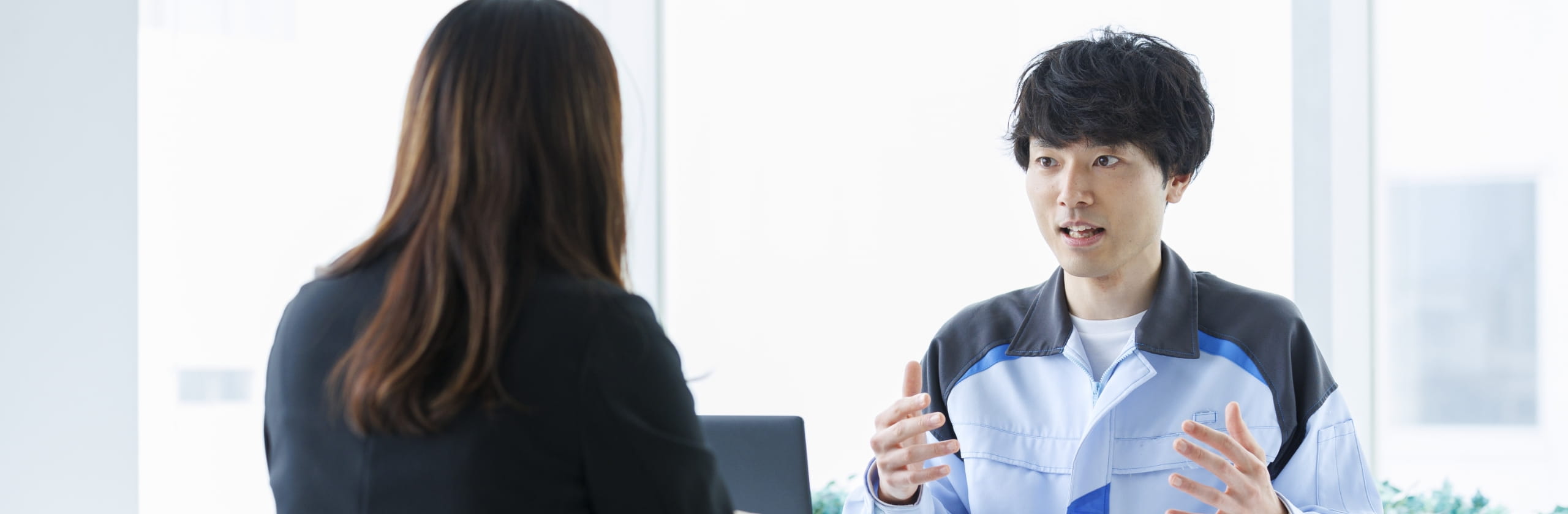 男性が話している写真