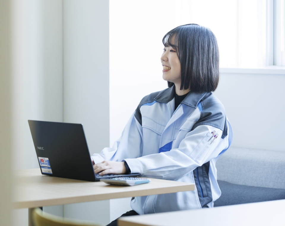 女性がパソコンを触っている写真