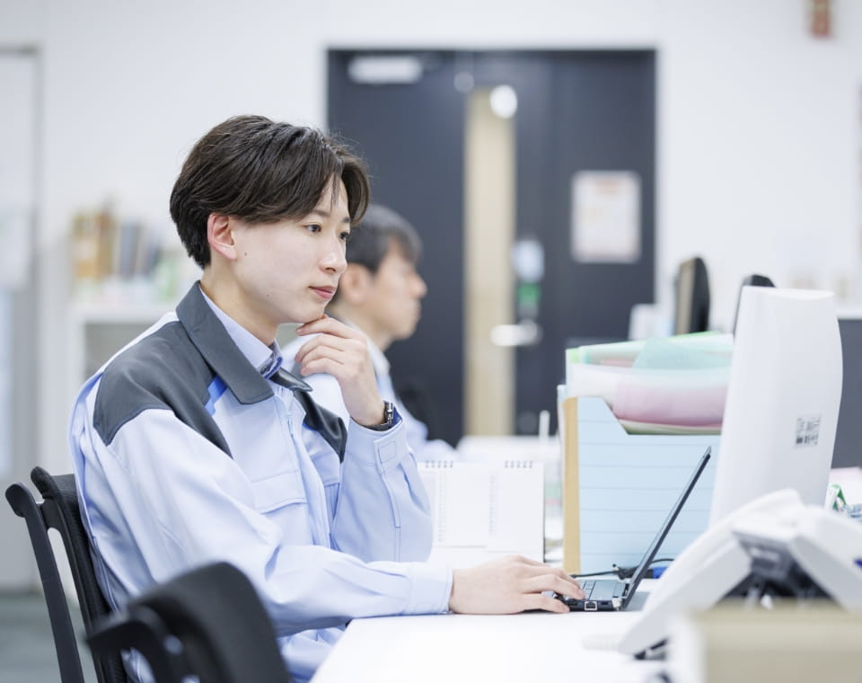 男性が仕事をしている写真