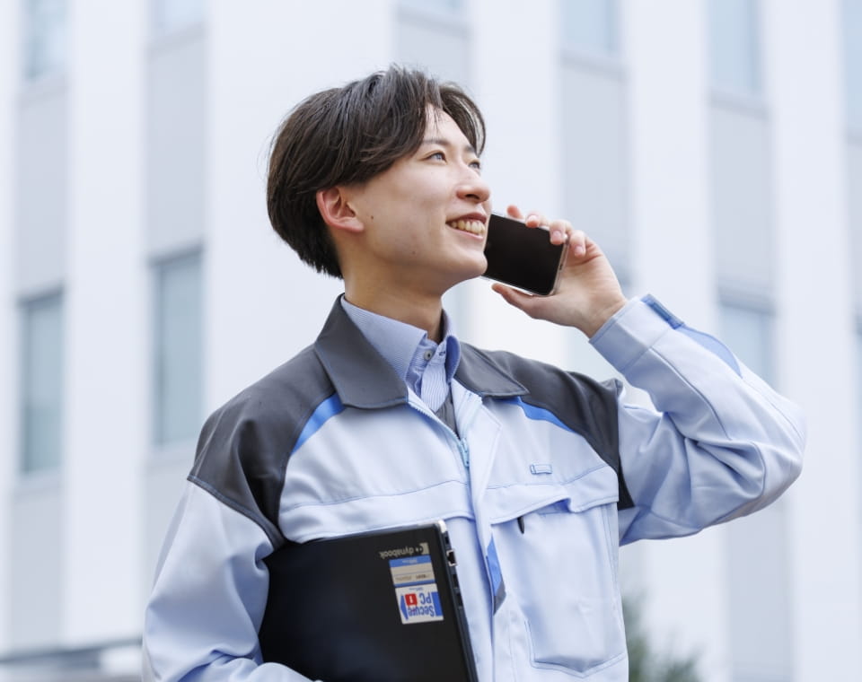 男性が電話をしている写真