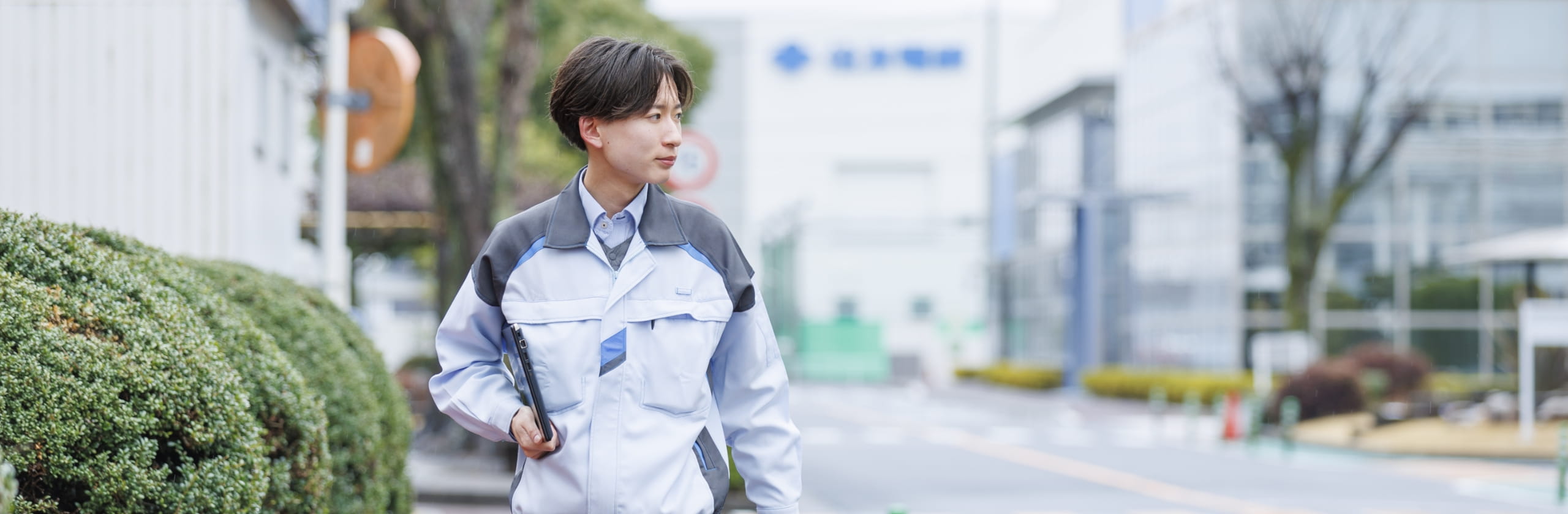 男性が歩いている写真