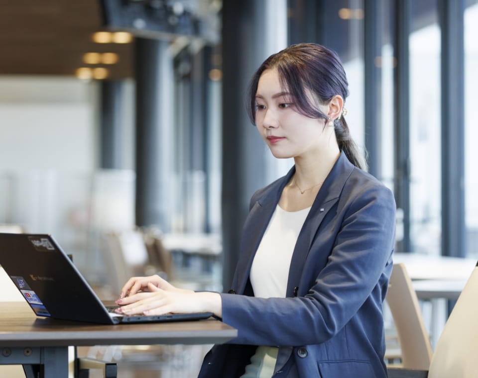 女性がパソコンで仕事をしている写真