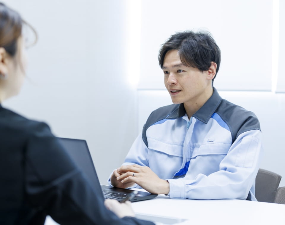 男性が仕事をしている写真