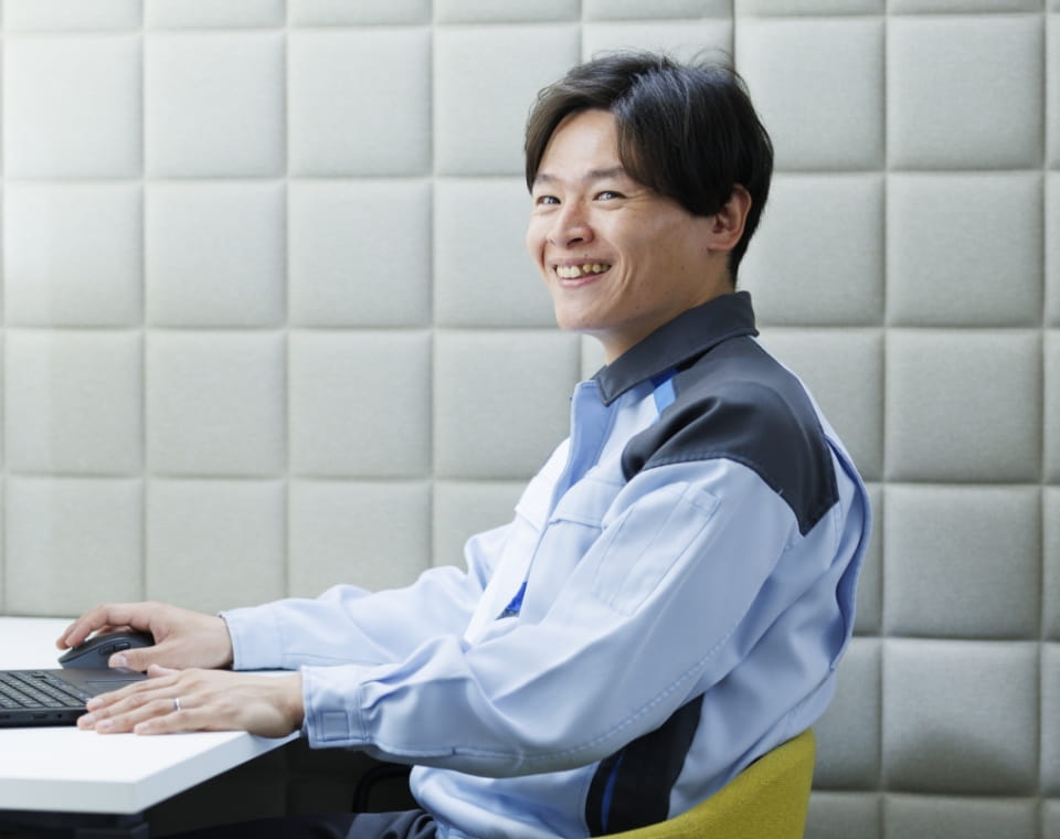 男性がこちらを振り向いている写真