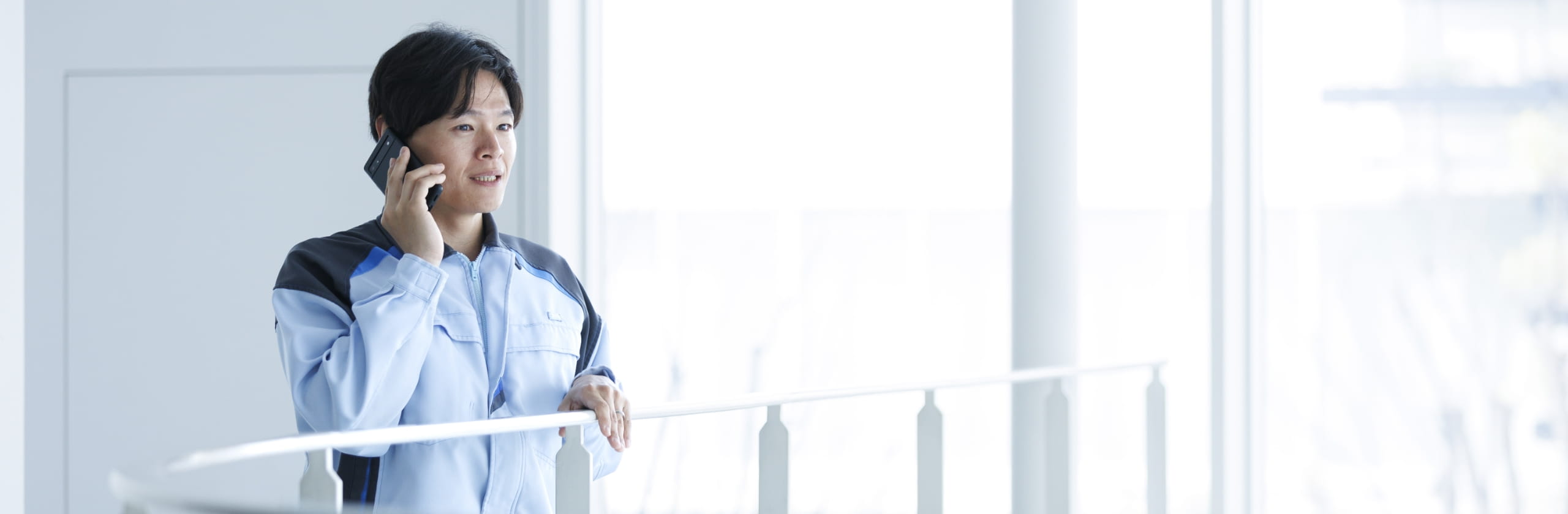 男性が電話をしているの写真