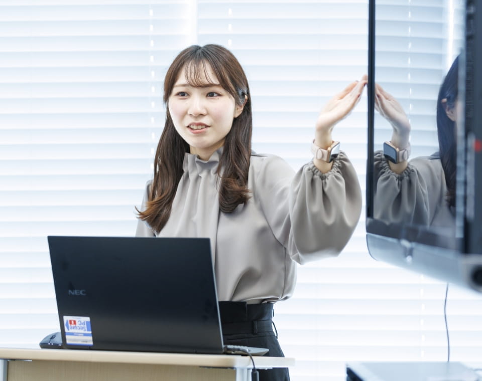 女性が説明をしている写真