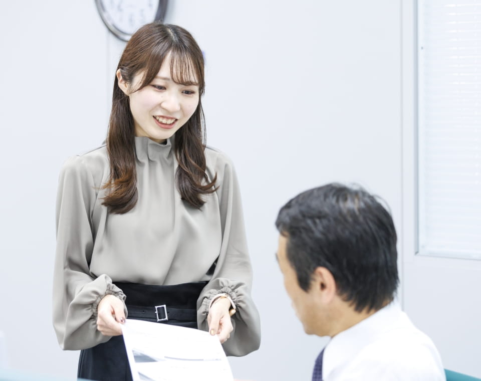 女性資料について上司に話している写真