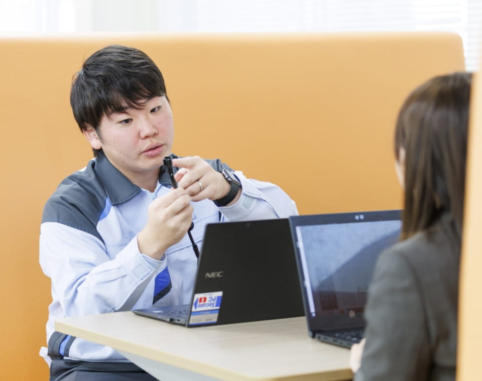 男性が話している写真