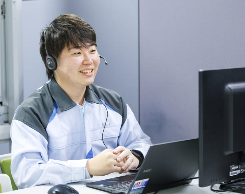 男性がヘッドホンをつけている写真