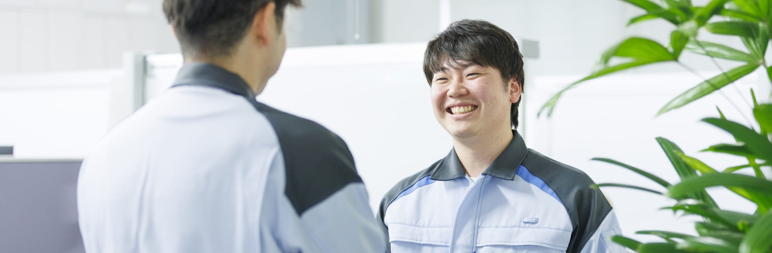 男性が微笑んでいる写真