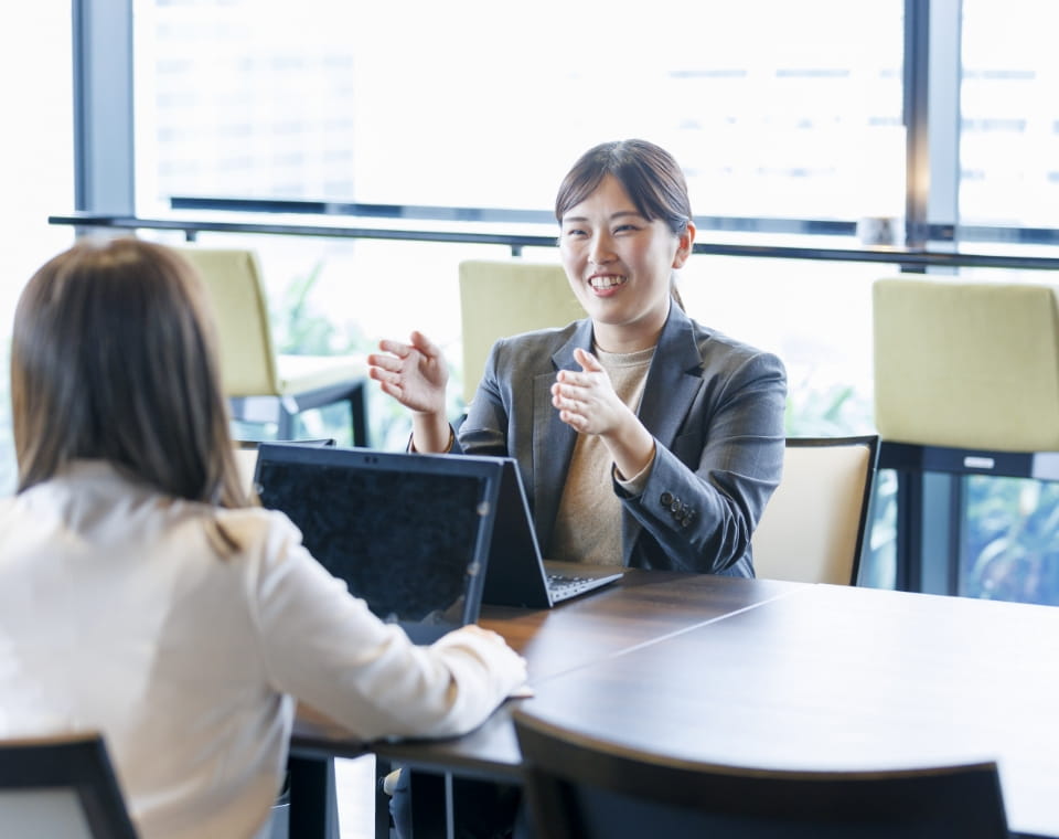 女性が話している写真
