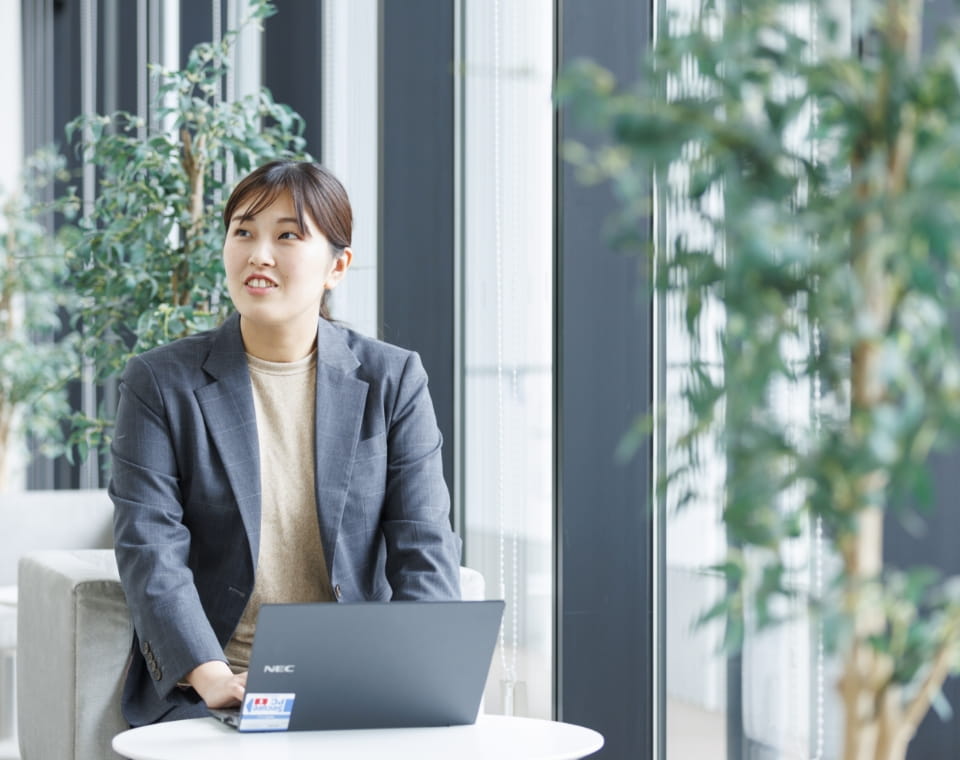 女性が話している写真