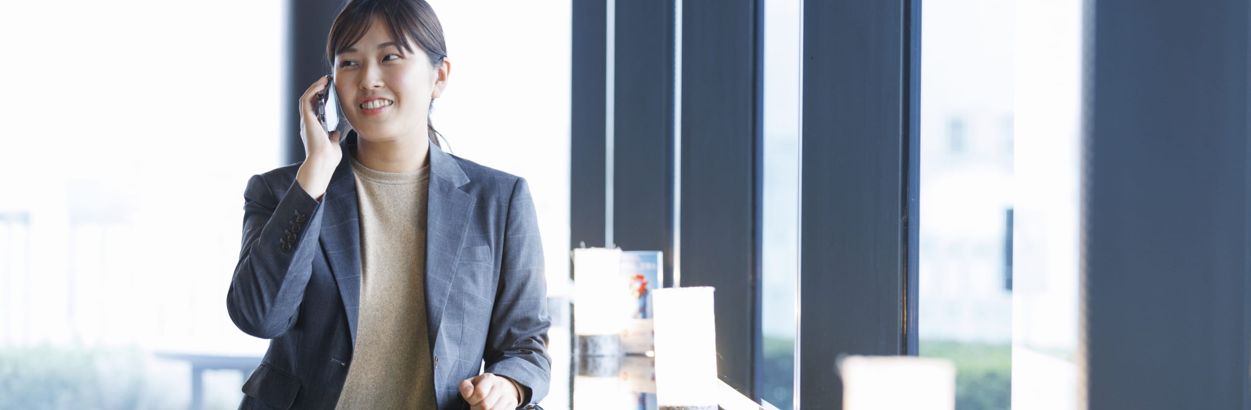 女性が電話をしている写真