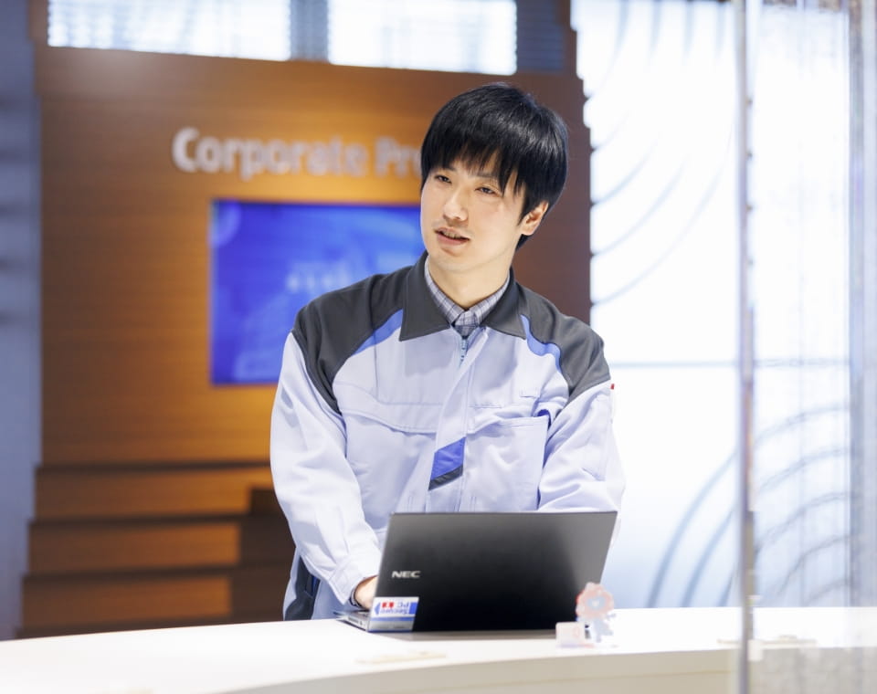 男性がタブレットを持っている写真