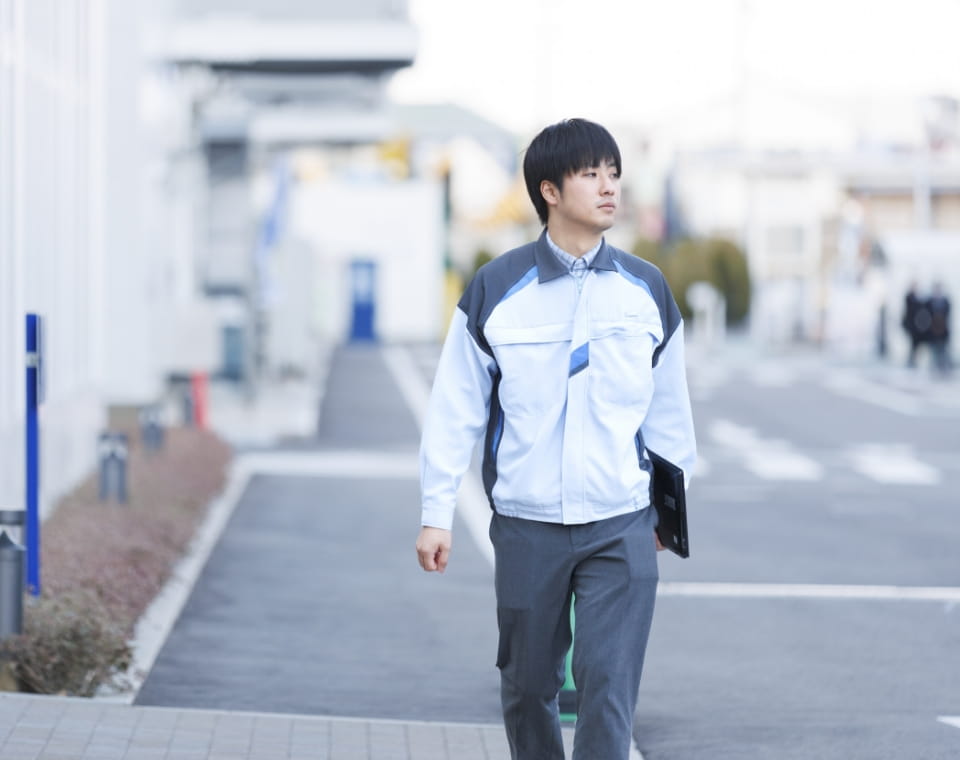 男性が女性と対談をしている写真