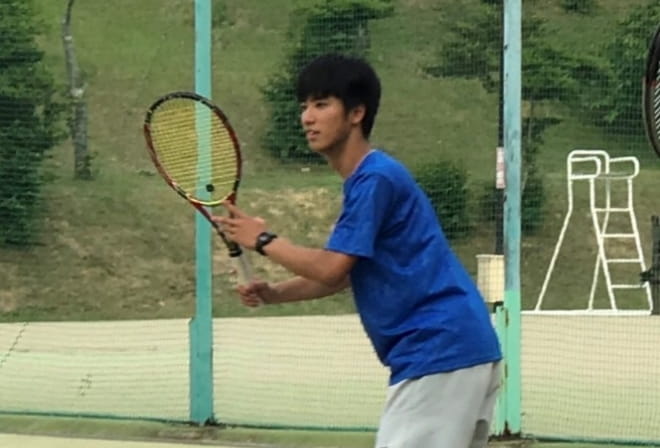 テニスをしている写真