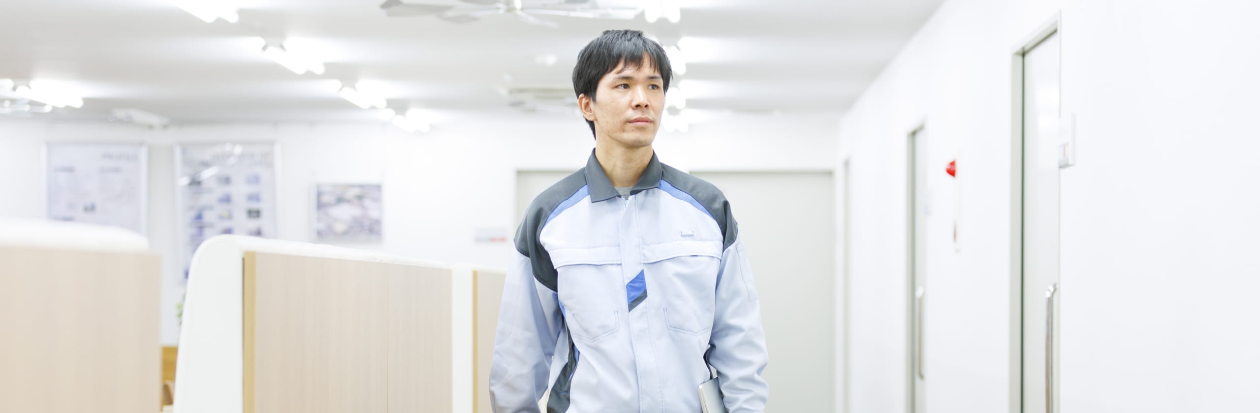 男性が立っている写真