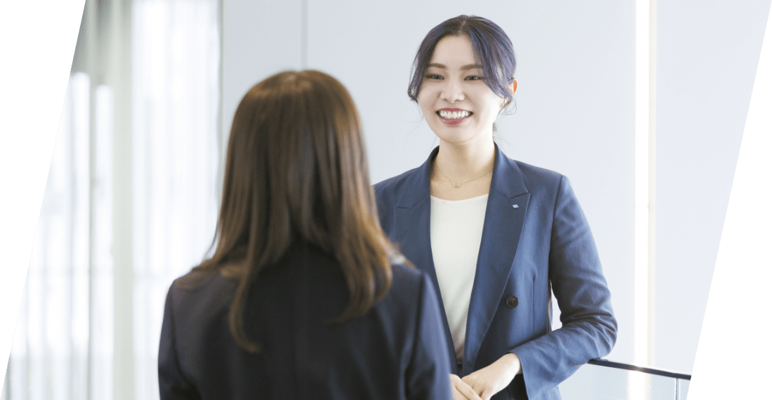 女性2人が話している写真