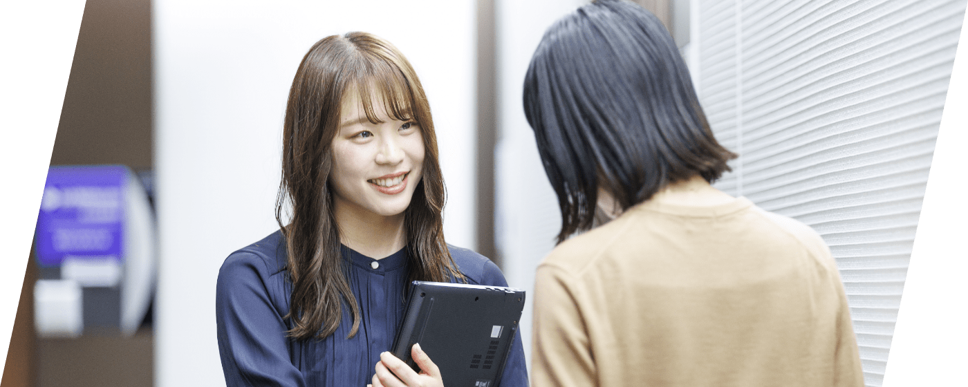 女性が話している画像